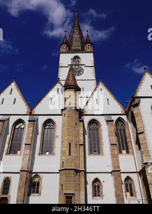 Vorderansicht der lutherischen Kathedrale, Sibiu, Rumänien. Hochwertige Fotos Stockfoto