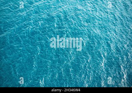 Türkisfarbenes Meer Wasser Hintergrund. Luftaufnahme Stockfoto
