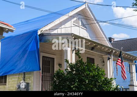 NEW ORLEANS, LA, USA - 22. OKTOBER 2021: Blaues Tarp-Dach auf dem Haus, das durch die Winde des Hurrieans Ida beschädigt wurde Stockfoto