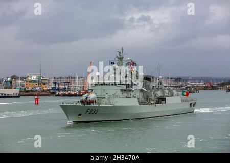 Die portugiesische Naval Frigate NRP Corte-Real (F332) verlässt nach NATO-Übungen den Hafen von Portsmouth. Stockfoto