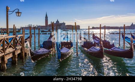 Gondeln vor Anker in der Nähe von Piazza San Marco gegenüber Insel San Giorgio Maggiore in Venedig, Italien. Gondeln waren einst die wichtigste Form der Transport aro Stockfoto