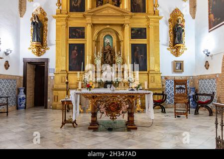 Huelva, Spanien - 24. Oktober 2021: Hauptaltar und Altarbild des Klosters Santa María de Gracia Madres Agustinas. Das Kloster ist ein katholisches Kloster Stockfoto