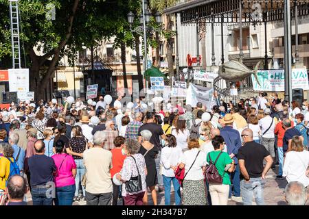 Huelva, Spanien - 24. Oktober 2021: Menschen bei einer Demonstration für die öffentliche Gesundheit Stockfoto