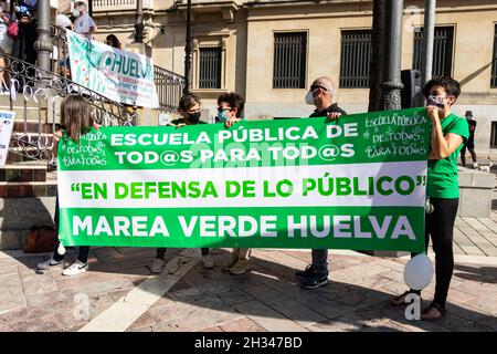 Huelva, Spanien - 24. Oktober 2021: Banner zur Verteidigung der öffentlichen Schule und aller öffentlichen Dienste Stockfoto