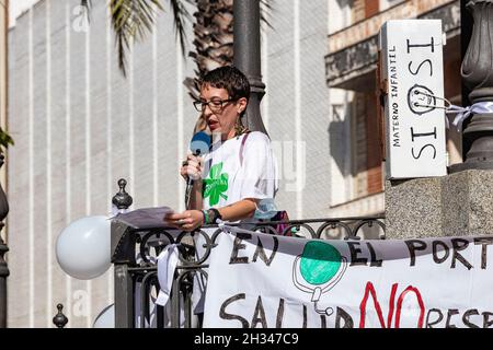 Huelva, Spanien - 24. Oktober 2021: Sprecher bei einer Demonstration für die öffentliche Gesundheit Stockfoto