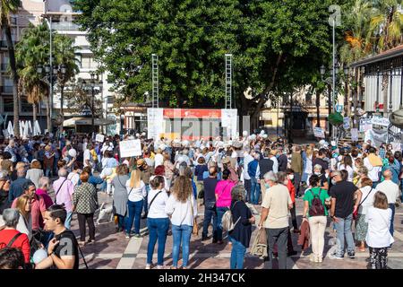 Huelva, Spanien - 24. Oktober 2021: Menschen bei einer Demonstration für die öffentliche Gesundheit Stockfoto