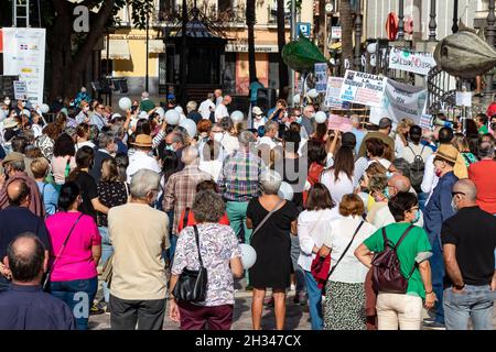 Huelva, Spanien - 24. Oktober 2021: Menschen bei einer Demonstration für die öffentliche Gesundheit Stockfoto