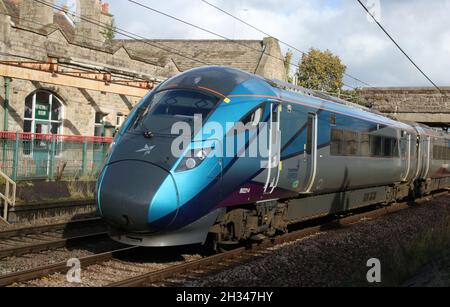 Zweistufiger Personenzug der Klasse 802 Nova 1, Nummer 802214, in TransPennine Express-Lackierung, vorbei an Carnforth auf der WCML, 25. Oktober 2021. Stockfoto