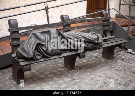 Obdachlose Jesus-Skulptur von Timothy Schmalz vor der Chiesa di Sant'Egidio im Stadtteil Trastevere in Rom, Italien Stockfoto