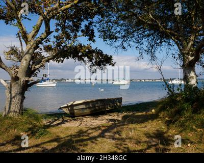 Altes Boot am Ufer des Christchurch Harbour, Dorset, Großbritannien Stockfoto