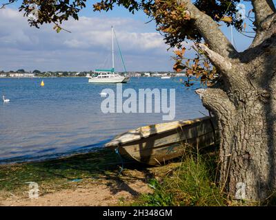 Altes Boot am Ufer des Christchurch Harbour, Dorset, Großbritannien Stockfoto