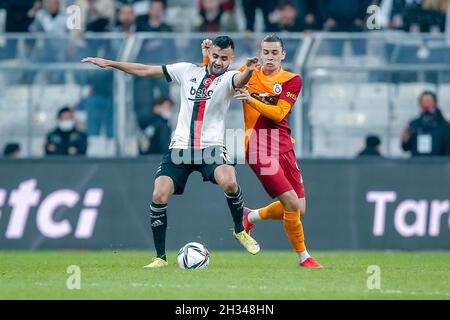 ISTANBUL, TÜRKEI - 25. OKTOBER: Mehmet Topal von Besiktas JK, Taylan Antalyali von Galatasaray A.S. während des Super Lig Spiels zwischen Besiktas und Galatasaray im Vodafone Park am 25. Oktober 2021 in Istanbul, Türkei (Foto: TUR/Orange Picches) Stockfoto