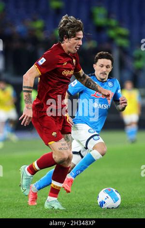 Nicolo' Zaniolo von Roma (L) wetteiferte um den Ball mit Mario Rui (R) von Neapel während der italienischen Meisterschaft Serie A Fußballspiel zwischen AS Roma und SSC Napoli am 24. Oktober 2021 im Stadio Olimpico in Rom, Italien - Foto: Federico Proietti/DPPI/LiveMedia Stockfoto