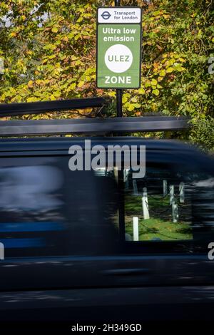 Transport für Londons (TFL) neue Wegweiser für die neue Ultra Low Emissions Zone (ULEZ) wurden rund um den inneren Straßenrand um die Hauptstadt errichtet. Und am 25. Oktober 2021 in London, England, auf dem South Circular in Dulwich zu sehen, an dem Tag, an dem das neue Gebiet für neuere Fahrzeuge in Kraft tritt. Das neue ULEZ-Gebiet, das jetzt 18-mal größer ist, verbietet ältere Fahrzeuge wie umweltschädliche Diesel und Benzinautos über 2006 Jahren, ein Versuch, die giftigen Emissionen zu senken, die die Gesundheit von 1 von 10 Kindern, die an Asthma leiden, weiter schädigen. Fahrer von nicht ausgenommenen Fahrzeugen können nach der Zahlung in die ULEZ einreisen Stockfoto