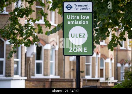 Transport für Londons (TFL) neue Wegweiser für die neue Ultra Low Emissions Zone (ULEZ) wurden rund um den inneren Straßenrand um die Hauptstadt errichtet. Und am 25. Oktober 2021 in London, England, auf dem South Circular in Forest Hill zu sehen, an dem Tag, an dem das neue Gebiet für neuere Fahrzeuge in Kraft tritt. Das neue ULEZ-Gebiet, das jetzt 18-mal größer ist, verbietet ältere Fahrzeuge wie umweltschädliche Diesel und Benzinautos über 2006 Jahren, ein Versuch, die giftigen Emissionen zu senken, die die Gesundheit von 1 von 10 Kindern, die an Asthma leiden, weiter schädigen. Fahrer von nicht ausgenommenen Fahrzeugen können danach in die ULEZ einreisen Stockfoto