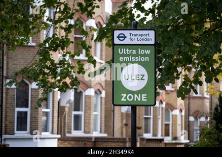 Transport für Londons (TFL) neue Wegweiser für die neue Ultra Low Emissions Zone (ULEZ) wurden rund um den inneren Straßenrand um die Hauptstadt errichtet. Und am 25. Oktober 2021 in London, England, auf dem South Circular in Forest Hill zu sehen, an dem Tag, an dem das neue Gebiet für neuere Fahrzeuge in Kraft tritt. Das neue ULEZ-Gebiet, das jetzt 18-mal größer ist, verbietet ältere Fahrzeuge wie umweltschädliche Diesel und Benzinautos über 2006 Jahren, ein Versuch, die giftigen Emissionen zu senken, die die Gesundheit von 1 von 10 Kindern, die an Asthma leiden, weiter schädigen. Fahrer von nicht ausgenommenen Fahrzeugen können danach in die ULEZ einreisen Stockfoto