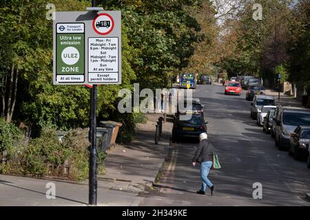 Transport für Londons (TFL) neue Wegweiser für die neue Ultra Low Emissions Zone (ULEZ) wurden rund um den inneren Straßenrand um die Hauptstadt errichtet. Und am 25. Oktober 2021 in London, England, auf dem South Circular in Forest Hill zu sehen, an dem Tag, an dem das neue Gebiet für neuere Fahrzeuge in Kraft tritt. Das neue ULEZ-Gebiet, das jetzt 18-mal größer ist, verbietet ältere Fahrzeuge wie umweltschädliche Diesel und Benzinautos über 2006 Jahren, ein Versuch, die giftigen Emissionen zu senken, die die Gesundheit von 1 von 10 Kindern, die an Asthma leiden, weiter schädigen. Fahrer von nicht ausgenommenen Fahrzeugen können danach in die ULEZ einreisen Stockfoto