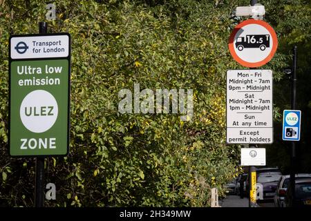 Transport für Londons (TFL) neue Wegweiser für die neue Ultra Low Emissions Zone (ULEZ) wurden rund um den inneren Straßenrand um die Hauptstadt errichtet. Und am 25. Oktober 2021 auf dem South Circular in East Dulwich an dem Tag, an dem das neue Gebiet für neuere Fahrzeuge in Kraft tritt, in London, England, zu sehen. Das neue ULEZ-Gebiet, das jetzt 18-mal größer ist, verbietet ältere Fahrzeuge wie umweltschädliche Diesel und Benzinautos über 2006 Jahren, ein Versuch, die giftigen Emissionen zu senken, die die Gesundheit von 1 von 10 Kindern, die an Asthma leiden, weiter schädigen. Fahrer von nicht ausgenommenen Fahrzeugen können danach in die ULEZ einreisen Stockfoto