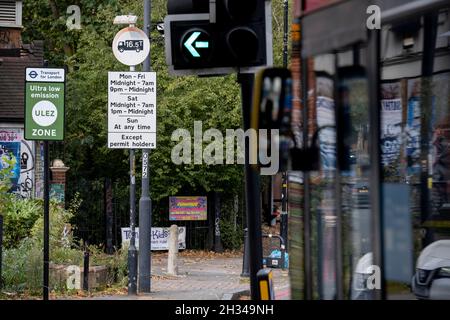 Transport für Londons (TFL) neue Wegweiser für die neue Ultra Low Emissions Zone (ULEZ) wurden rund um den inneren Straßenrand um die Hauptstadt errichtet. Und am 25. Oktober 2021 auf dem South Circular in East Dulwich an dem Tag, an dem das neue Gebiet für neuere Fahrzeuge in Kraft tritt, in London, England, zu sehen. Das neue ULEZ-Gebiet, das jetzt 18-mal größer ist, verbietet ältere Fahrzeuge wie umweltschädliche Diesel und Benzinautos über 2006 Jahren, ein Versuch, die giftigen Emissionen zu senken, die die Gesundheit von 1 von 10 Kindern, die an Asthma leiden, weiter schädigen. Fahrer von nicht ausgenommenen Fahrzeugen können danach in die ULEZ einreisen Stockfoto