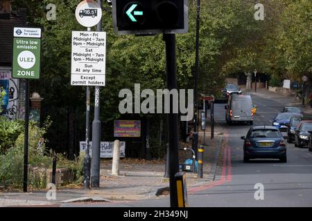 Transport für Londons (TFL) neue Wegweiser für die neue Ultra Low Emissions Zone (ULEZ) wurden rund um den inneren Straßenrand um die Hauptstadt errichtet. Und am 25. Oktober 2021 auf dem South Circular in East Dulwich an dem Tag, an dem das neue Gebiet für neuere Fahrzeuge in Kraft tritt, in London, England, zu sehen. Das neue ULEZ-Gebiet, das jetzt 18-mal größer ist, verbietet ältere Fahrzeuge wie umweltschädliche Diesel und Benzinautos über 2006 Jahren, ein Versuch, die giftigen Emissionen zu senken, die die Gesundheit von 1 von 10 Kindern, die an Asthma leiden, weiter schädigen. Fahrer von nicht ausgenommenen Fahrzeugen können danach in die ULEZ einreisen Stockfoto