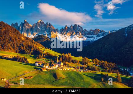 Santa Maddalena (Santa Magdalena) Dorf mit magischen Dolomiten im Herbst, Val di Funes Tal, Trentino Alto Adige, Südtirol, Es Stockfoto