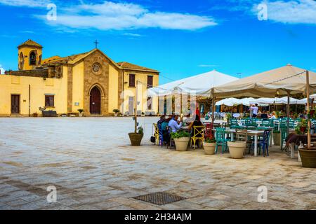 Das malerische Dorf Marzamemi, in der Provinz Syrakus, Sizilien. Platz von Marzamemi, einem kleinen Fischerdorf, Provinz Siracusa, Sizilien, IT Stockfoto