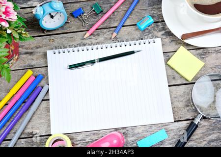 Back-to-School-Konzept mit Notizblock und Bleistiften in der Mitte von Schreibwaren. Draufsicht Stockfoto