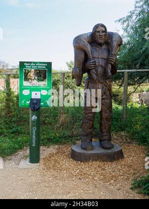 Geschnitzte Holzstatue eines Jägers und Sammlern, Hengistbury Head, Dorset, UK, Stockfoto