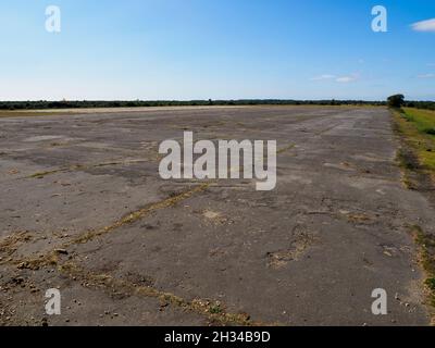 Historische Start- und Landebahn bei RAF Beaulieu ein alter Flugplatz aus dem Zweiten Weltkrieg, der New Forest, Hampshire, Großbritannien Stockfoto