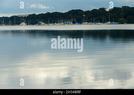 Wasser der Presque Isle Bay an einem ruhigen, bewölkten Tag im September Stockfoto