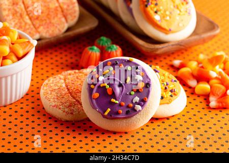 Halloween Snacks und Kekse mit Zuckermackenkorn auf einer orangefarbenen und schwarzen Polkadot Tischdecke Stockfoto