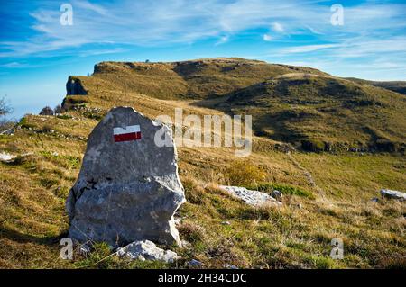 Clear Volume up 215 / 5000 risultati della traduzione Landschaft der Lessinia-Hochebene (Lessinia-Hochebene), im Herbst mit rot-weißen Markierungen auf der Stockfoto