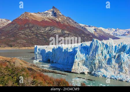 Panoramasicht auf den einzigartigen, gigantisch schmelzenden Perito Moreno Gletscher, Patagonien, Argentinien. Stockfoto