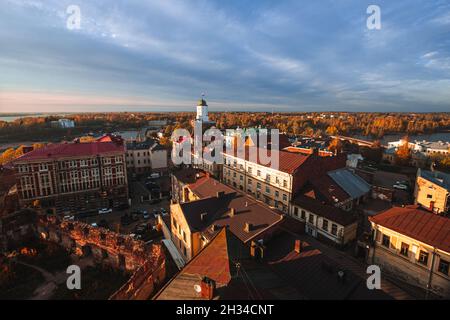 Aeral Blick auf den Turm von St. Olaf und ruiniert Alte Kathedrale in Vyborg aus dem Uhrenturm im Herbst Stockfoto