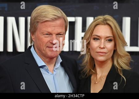 Oliver KAHN (CEO FCB) mit seiner Frau Svenja. Premierenfeier für den Amazon Original Dokumentarfilm FC BAYERN Ð HINTER DER LEGENDE am 25. Oktober 2021 im Arri Kino in München, roter Teppich. Stockfoto