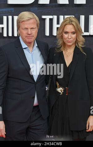 Oliver KAHN (CEO FCB) mit seiner Frau Svenja. Premierenfeier für den Amazon Original Dokumentarfilm FC BAYERN Ð HINTER DER LEGENDE am 25. Oktober 2021 im Arri Kino in München, roter Teppich. Stockfoto