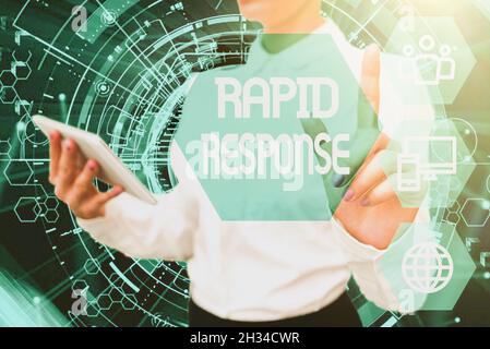 Schreiben mit Anzeige von Text Rapid Response. Business-Schaufenster Medizinische Notfallteam Schnelle Hilfe bei der Katastrophe Lady in Uniform Standing Hold Telefon Stockfoto