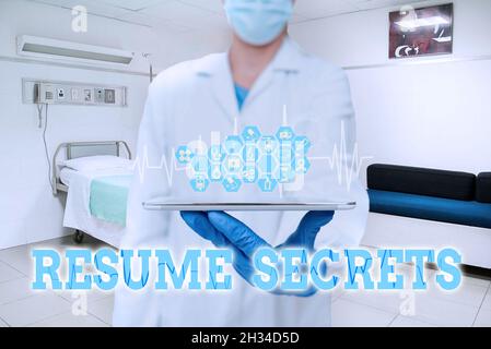 Schreiben mit Anzeige von Text Geheimnisse fortsetzen. Konzept Bedeutung Tipps, um erstaunliche Lebenslauf herausragende Biographie Frau Anzug Schreiben auf dem Bildschirm Stockfoto