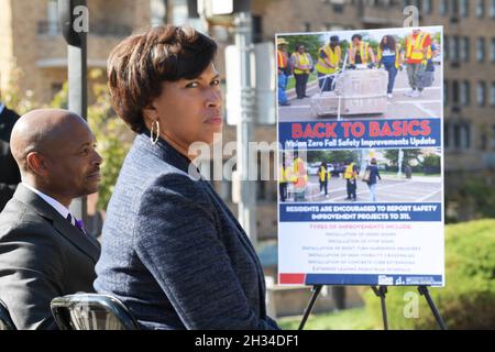 Washington, USA. Oktober 2021. Der Bürgermeister von DC, Muriel Bowser, startet heute am 25. Oktober 2021 in Adams Morgan in Washington DC, USA, die „Back to Basics Week“ mit einem Update über Projekte zur Verbesserung der Sicherheit, die Fußgänger besser schützen sollen. (Foto von Lenin Nolly/Sipa USA) Quelle: SIPA USA/Alamy Live News Stockfoto