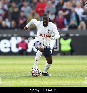 London, Großbritannien. Okt. 2021. Tanguy NDombèlé von Tottenham Hotspur in Aktion während des Premier League-Spiels zwischen West Ham United und Tottenham Hotspur am 24. Oktober 2021 im Londoner Stadion, Queen Elizabeth Olympic Park, London, England. Foto von Ken Sparks. Nur zur redaktionellen Verwendung, Lizenz für kommerzielle Nutzung erforderlich. Keine Verwendung bei Wetten, Spielen oder Veröffentlichungen einzelner Clubs/Vereine/Spieler. Kredit: UK Sports Pics Ltd/Alamy Live Nachrichten Stockfoto