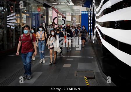 Kuala Lumpur, Malaysia. Okt. 2021. Fußgänger, die Gesichtsmasken tragen, werden auf der Einkaufsmeile in Kuala Lumpur zu Fuß beobachtet. (Foto von Wong Fok Loy/SOPA Images/Sipa USA) Quelle: SIPA USA/Alamy Live News Stockfoto