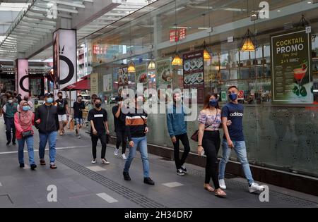 Kuala Lumpur, Malaysia. Okt. 2021. Fußgänger, die Gesichtsmasken tragen, werden auf der Einkaufsmeile in Kuala Lumpur zu Fuß beobachtet. (Foto von Wong Fok Loy/SOPA Images/Sipa USA) Quelle: SIPA USA/Alamy Live News Stockfoto