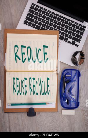 Textzeichen mit der Anzeige Reduce Reuse Recycle. Ein Wort über umweltverantwortliches Verbraucherverhalten eröffnete leeren Notizbuch über Einen Laptop mit Kompass Stockfoto