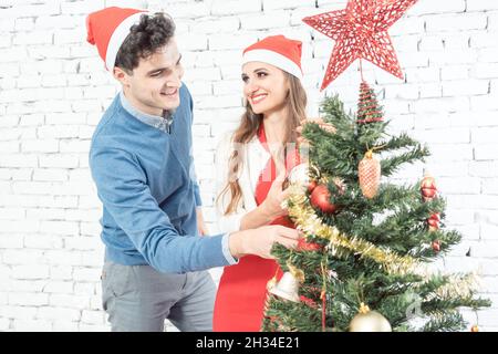 Mann, Weihnachten Ornament am Baum Stockfoto