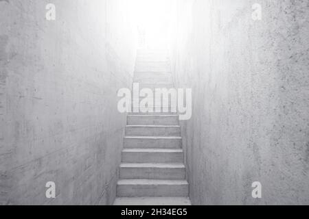 Betontreppe, die zu hellem Licht führt. Stockfoto