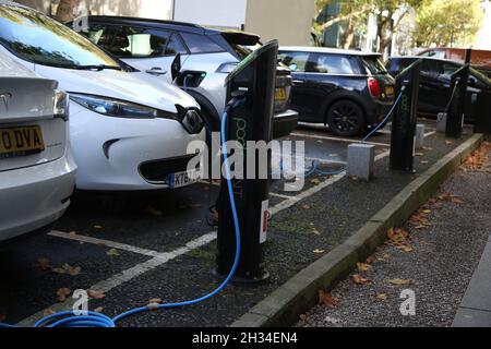 London, Großbritannien. Oktober 2021. Ein Elektroauto lädt seine Batterie über eine Ladestation für Elektroautos in London auf. Kredit: SOPA Images Limited/Alamy Live Nachrichten Stockfoto