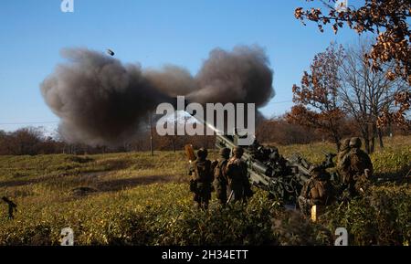 Yausubetsu Manövriergebiet, Japan. Okt. 2021. US-Marineinfanteristen feuern mit der 3d Marine Division einen M777A2 155mm Howitzer während des Artillery Relocation Trainings im Yausubetsu Manöver Area am 24. Oktober 2021 in Hokkaido, Japan. Kredit: LCpl. Lorenzo Ducato/US Marines Photo/Alamy Live News Stockfoto