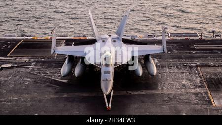 Andaman Sea, Usa. Okt. 2021. Ein US Navy F/A-18E Super Hornet Kampfjet, der an das Stingers of Strike Fighter Squadron 113 angeschlossen ist, wartet während einer Routinepatrouille am 24. Oktober 2021 in der Andamanensee auf einen Werg auf dem Flugdeck des Nimitz-Klasse Flugzeugträgers USS Carl Vinson. Kredit: MCS Megan Alexander/Planetpix/Alamy Live Nachrichten Gutschrift: Planetpix/Alamy Live Nachrichten Stockfoto