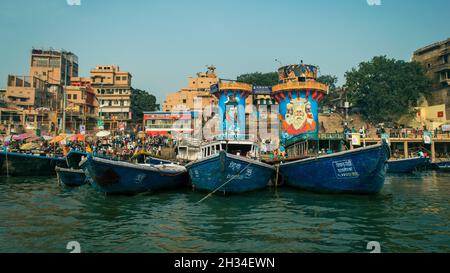 Bezaubernder Blick auf die Ghats von Varanasi vom heiligen Fluss Ganges Stockfoto