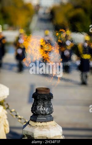 Ewige Flamme für die Helden der Armee bei einer Militärzeremonie in Bukarest, Rumänien, am Grab des unbekannten Soldaten. Stockfoto